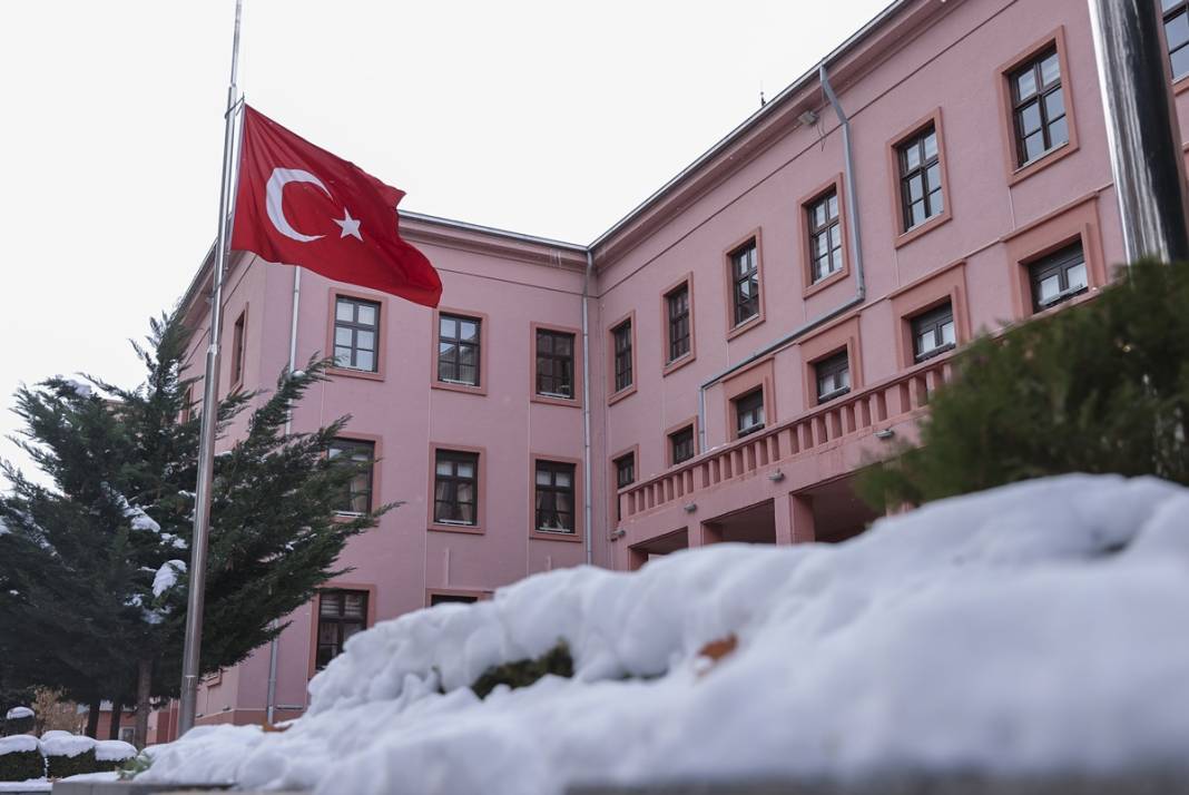 TBMM'deki bütün bayraklar yarıya indirilirken o bayrağa dokunulmadı! Bakın neden... 17